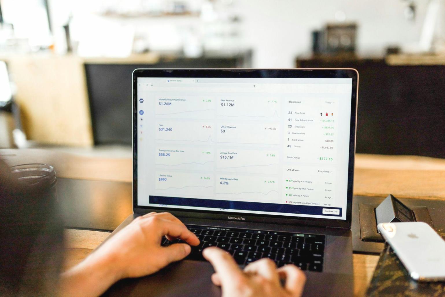 Mesa de trabajo con análisis financieros y herramientas de planificación estratégica